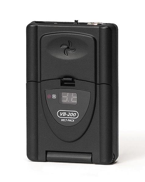 Schwarzes VB-200 Belt-Pack Funkgerät mit digitaler Anzeige vor weißem Hintergrund.