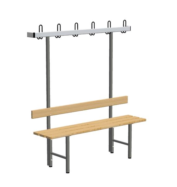 Sitzbank mit Rückenlehne und Garderobenhaken aus Holz und Metall für Umkleideräume.