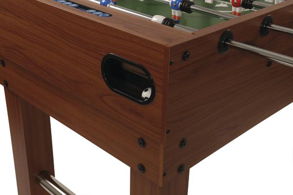 Tischkicker aus Holz mit Metallstangen und Spielfiguren in Blau und Rot, Nahaufnahme.