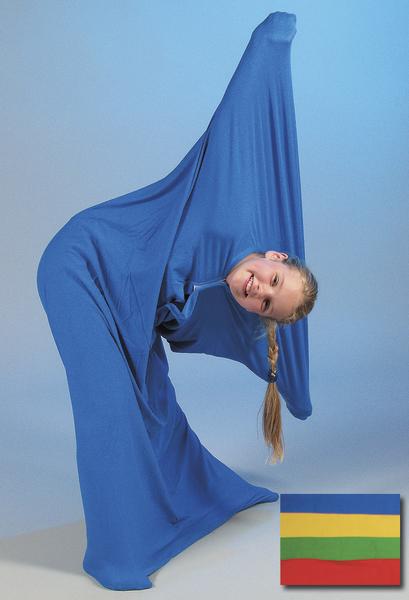 Kind in blauem Stretchanzug zeigt flexible Gymnastikpose vor blauem Hintergrund.