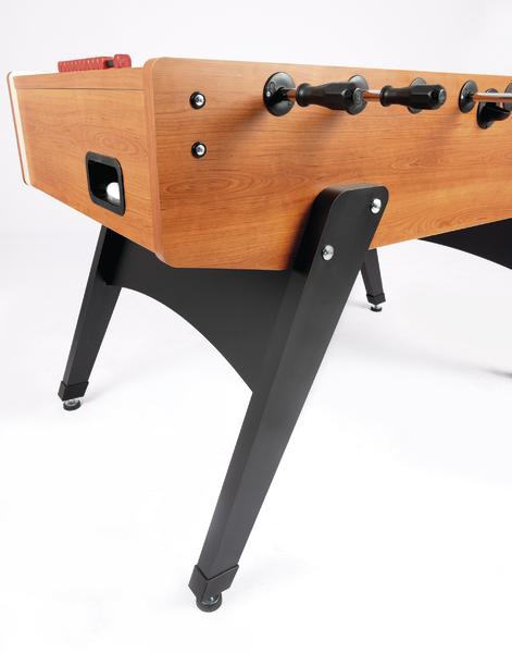 Kicker-Tisch mit Holzoptik und schwarzen Beinen, Nahaufnahme der Spielfiguren und Spielmechanik.