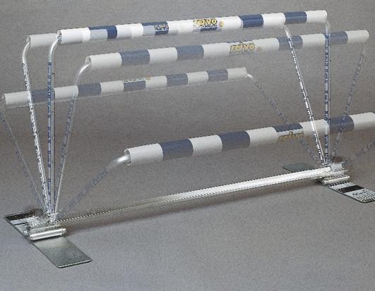 Leichtathletik-Hürden mit blau-weißen Streifen auf grauem Boden für Sprinttraining.