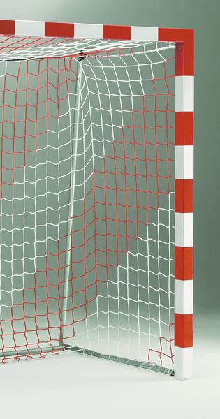 Handballtor mit rot-weißem Rahmen und Netz vor grünem Hintergrund.