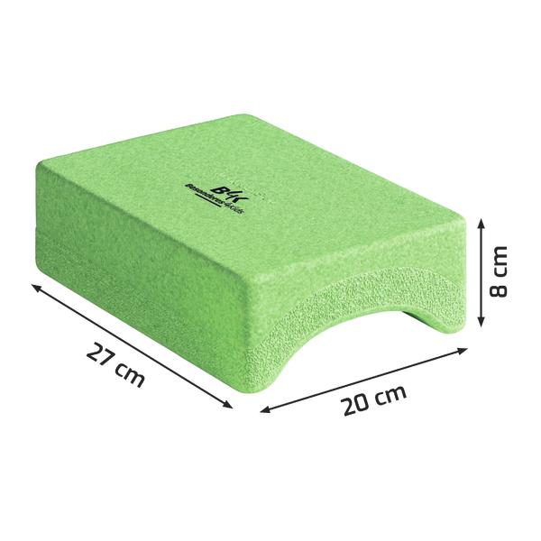 Hellgrüner Schaumstoffbaustein mit B4K-Logo und gewölbter Aussparung, mit Maßangaben 27 × 20 × 8 cm vor weißem Hintergrund.
