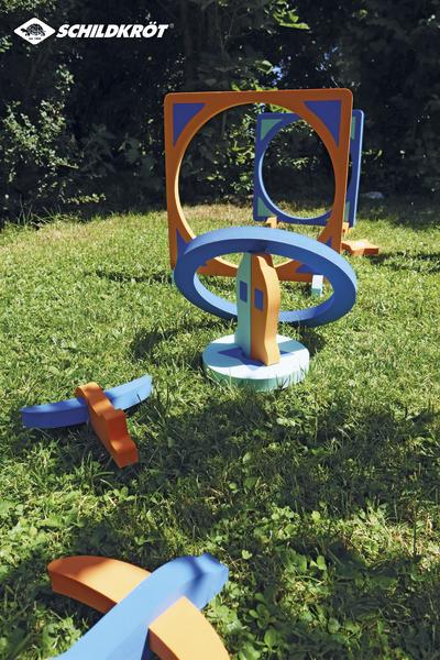 Bunte Schildkröt Wurfringe und Zielringe auf grünem Rasen im Garten.