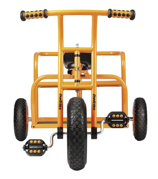 Gelbes Dreirad mit robustem Stahlrahmen und schwarzen Reifen, Frontansicht, weißer Hintergrund.