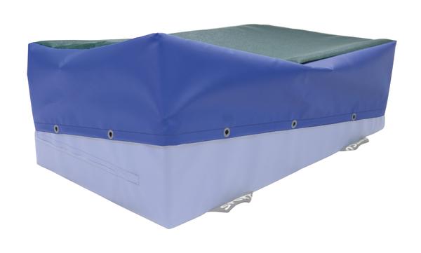 Wasserdichte Abdeckplane in Blau und Hellblau mit Ösen und grünem Oberteil für Schutz und Lagerung.