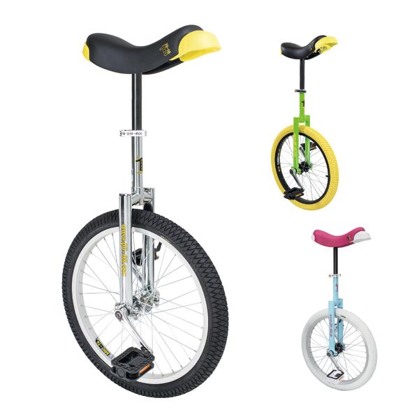 Drei Einräder in verschiedenen Farben mit Sattel und Pedalen auf weißem Hintergrund.