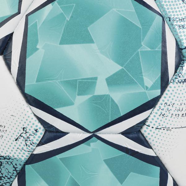 Detailaufnahme der Balloberfläche mit türkisfarbenem, geometrischem Muster. Sichtbar sind die strukturierte Oberfläche, schwarze und weiße Konturlinien zwischen den Ballsegmenten sowie weiße Segmente mit grafischen Druckelementen.