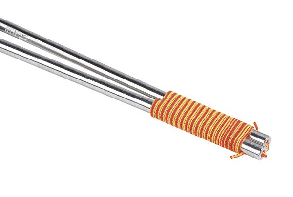 Zwei silberne Diabolo-Handstäbe aus Aluminium mit rot-gelb gestreifter Schnur.