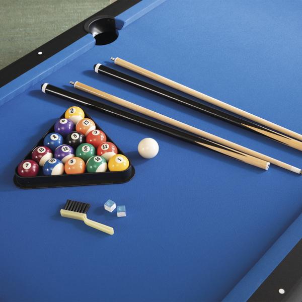 Billardzubehör auf blauem Spielfeld mit Queues, Kugelset im Dreieck, Kreide und Bürste.