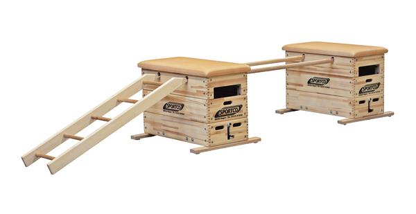 Turnkasten mit zwei Holzkästen, Sprossenleiter und Verbindungsstange für Gymnastikübungen.