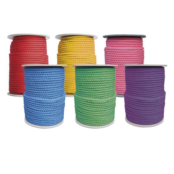 Sechs bunte Garnrollen in Rot, Gelb, Pink, Blau, Grün und Lila auf weißem Hintergrund.