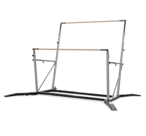 Turngerät mit zwei parallel verlaufenden Holzbarren und verstellbarem Metallrahmen für Gymnastik.