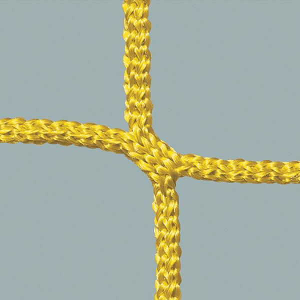 Gelbes geflochtenes Netz mit quadratischem Muster vor blauem Hintergrund.