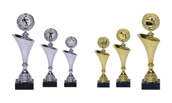 Goldene und silberne Pokale mit Sportmotiven in drei verschiedenen Größen auf schwarzem Sockel.