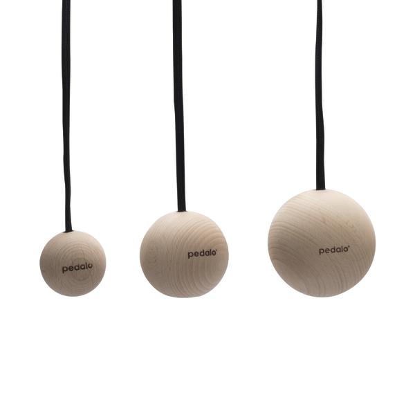 Pedalo Holzpendelkugeln in unterschiedlichen Größen mit schwarzer Schnur vor weißem Hintergrund.