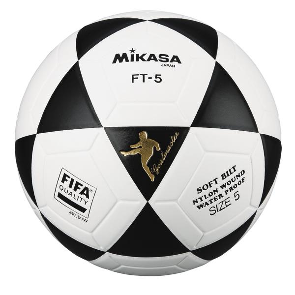 Vorderansicht eines klassischen schwarz-weißen Fußballs. Auf der Vorderseite sind das Mikasa-Logo mit der Modellbezeichnung „FT-5“, das FIFA Quality-Siegel sowie die Aufschrift „Soft Bilt Nylon Wound Water Proof Size 5“ gut sichtbar.