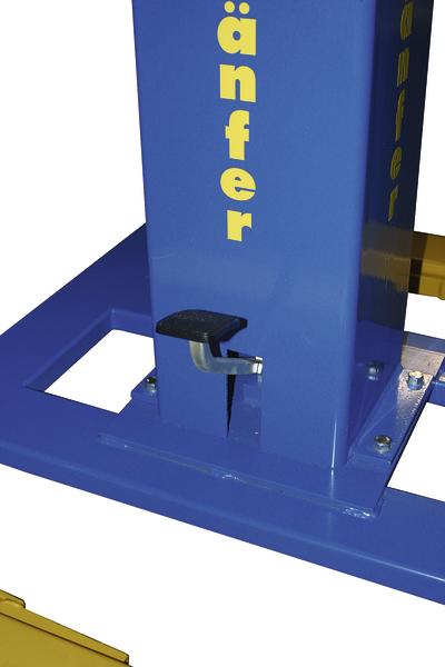 Blauer Metallständer mit gelber Aufschrift und schwarzem Hebel an der Basis einer Hebebühne.