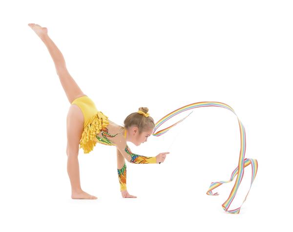 Mädchen in gelbem Turnanzug macht Handstand mit buntem Rhythmikband auf weißem Hintergrund.