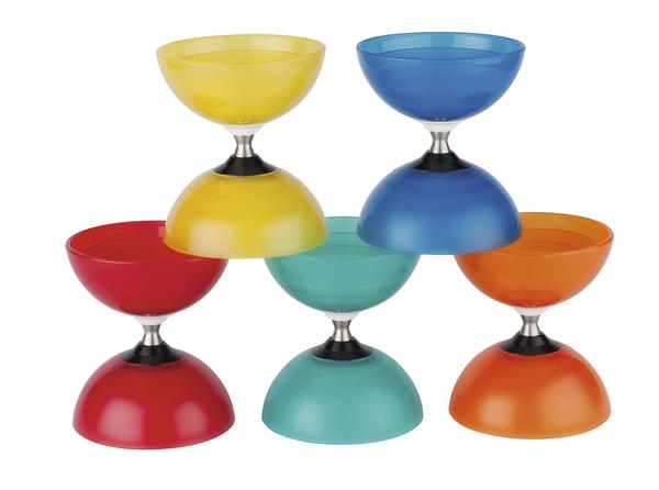 Bunte Diabolos in Gelb, Blau, Rot, Türkis und Orange, gestapelt auf weißem Hintergrund.