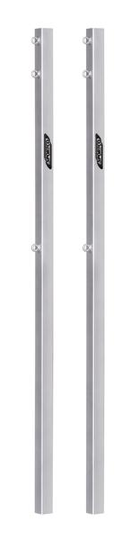 Zwei silberne Aluminium-Pfosten mit Befestigungsösen für Geländer oder Zäune.