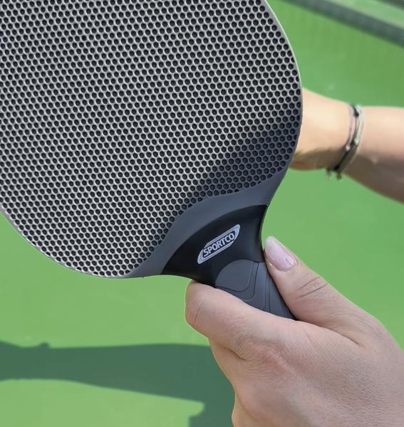 Sportco Tischtennisschläger School mit wabenförmigem Kunststoffbelag für den Outdoor-Einsatz in Nahaufnahme.