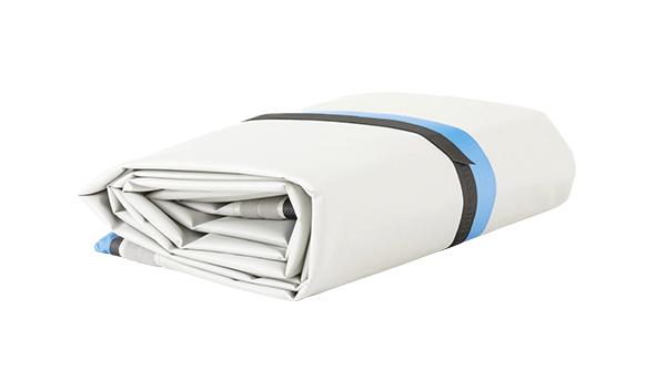 Gefaltete weiße Plane mit blauen und schwarzen Streifen auf weißem Hintergrund.