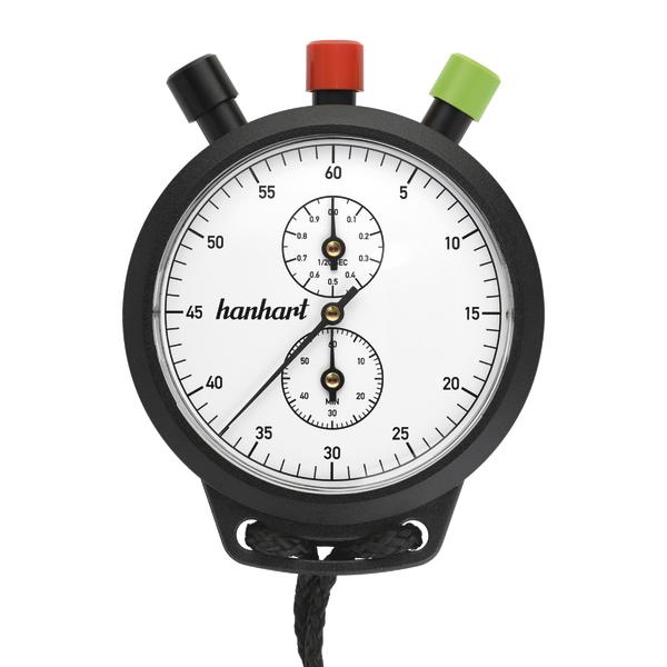 Vorderansicht einer analogen Stoppuhr mit schwarzem Gehäuse und weißem Zifferblatt. Auf der Vorderseite sind der Markenname „hanhart“, zwei Hilfszifferblätter sowie drei Bedientasten in Schwarz, Rot und Grün zu sehen.