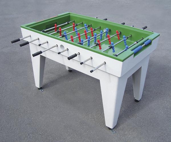 Tischkicker mit roten und blauen Spielfiguren auf grünem Spielfeld und weißem Gestell.