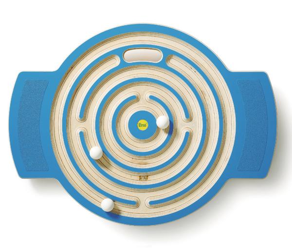Rundes Holzlabyrinth mit blauer Umrandung und drei weißen Kugeln auf weißem Hintergrund.