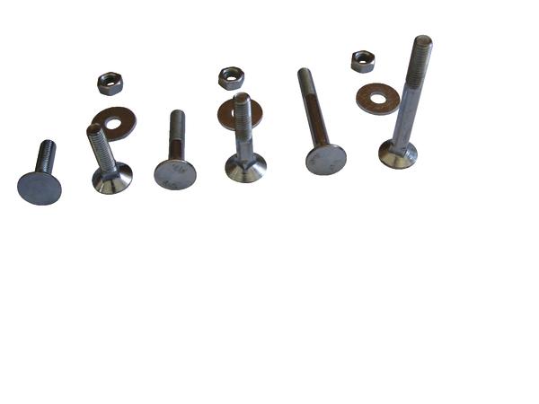 Verschiedene Größen von Schrauben, Muttern und Unterlegscheiben aus Metall auf weißem Hintergrund.