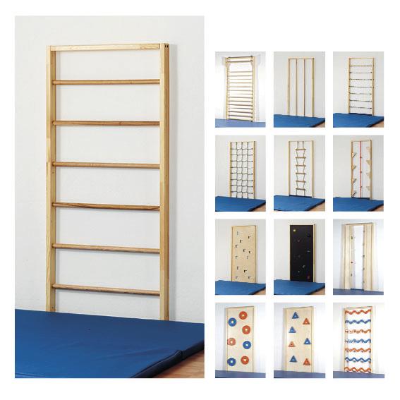 Holz-Kletterwand mit Sprossen und blauer Matte für Indoor-Sport und Therapie.