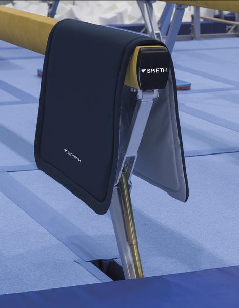 Gymnastik-Schwebebalken mit Schutzpolster von Spieth in Turnhalle.