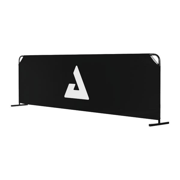 Schwarze Bande mit weißem Logo und Standfüßen.
