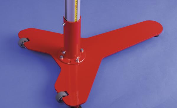 Roter dreibeiniger Ständer mit Rollen auf blauem Untergrund, Teil eines Messgeräts.