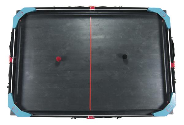 Luftkissen-Hockeyspiel mit roten und schwarzen Schlägern auf schwarzem Spielfeld und blauer Umrandung.