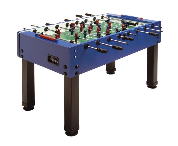 Blauer Kicker-Tisch mit Spielfiguren und schwarzen Griffen auf weißem Hintergrund.