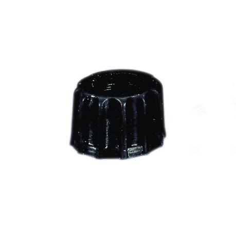 Schwarze Überwurfmutter auf weißem Hintergrund.