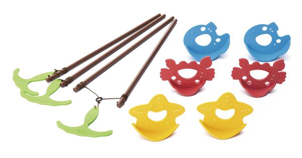 Verschiedene bunte Angelspielzeuge mit Stangen und Greifern für Kinder.