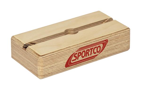 Sportco Holzblock mit Schlitz zur Befestigung von Sportgeräten oder Zubehör.