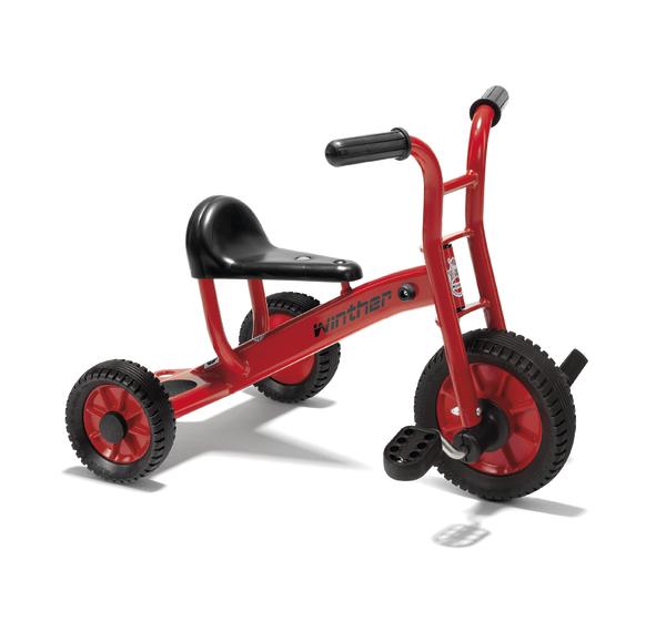 Rotes Kinder-Dreirad mit schwarzem Sitz und Pedalen, robustes Metallgestell, Spielzeug für Kleinkinder.