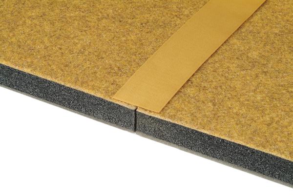 Nahaufnahme von zwei verbundenen Dämmplatten mit Klebeband zur Isolierung.