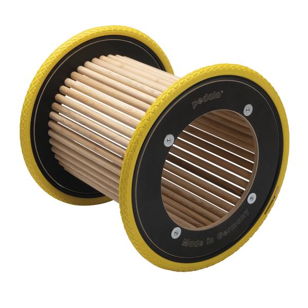 Pedalo Balance-Roller mit gelben Reifen und Holzstäben für Gleichgewichtstraining.