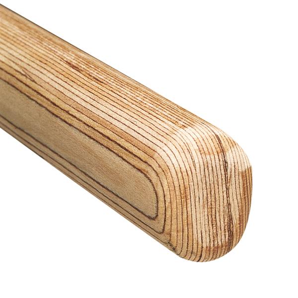 Holzgriff mit glatter Oberfläche und sichtbarer Maserung, Nahaufnahme auf weißem Hintergrund.