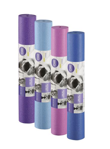 Yoga-Matten in vier Farben: lila, hellblau, pink und dunkelblau, gerollt und verpackt.