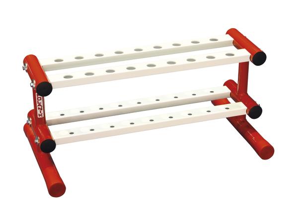 Roter und weißer Hantelständer aus Metall für zwei Reihen Kurzhanteln.