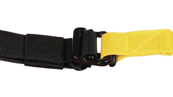 Schwarzer und gelber Sicherheitsgurt mit robuster Schnalle aus Kunststoff, Nahaufnahme.
