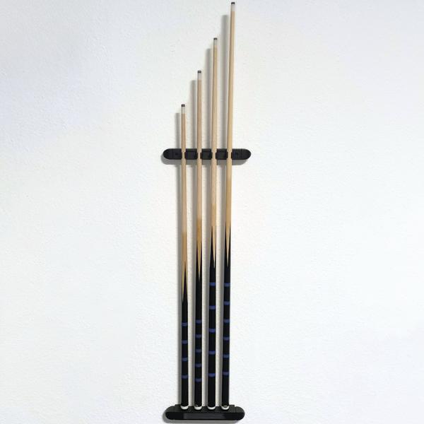 Billardqueues ordentlich in einer Wandhalterung an der Wand aufbewahrt.