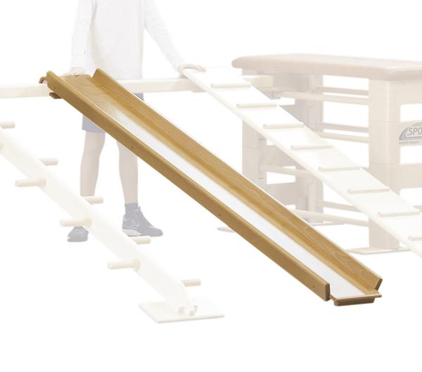 Holzrutsche für Turngeräte, geeignet für Kinder und Sportübungen.